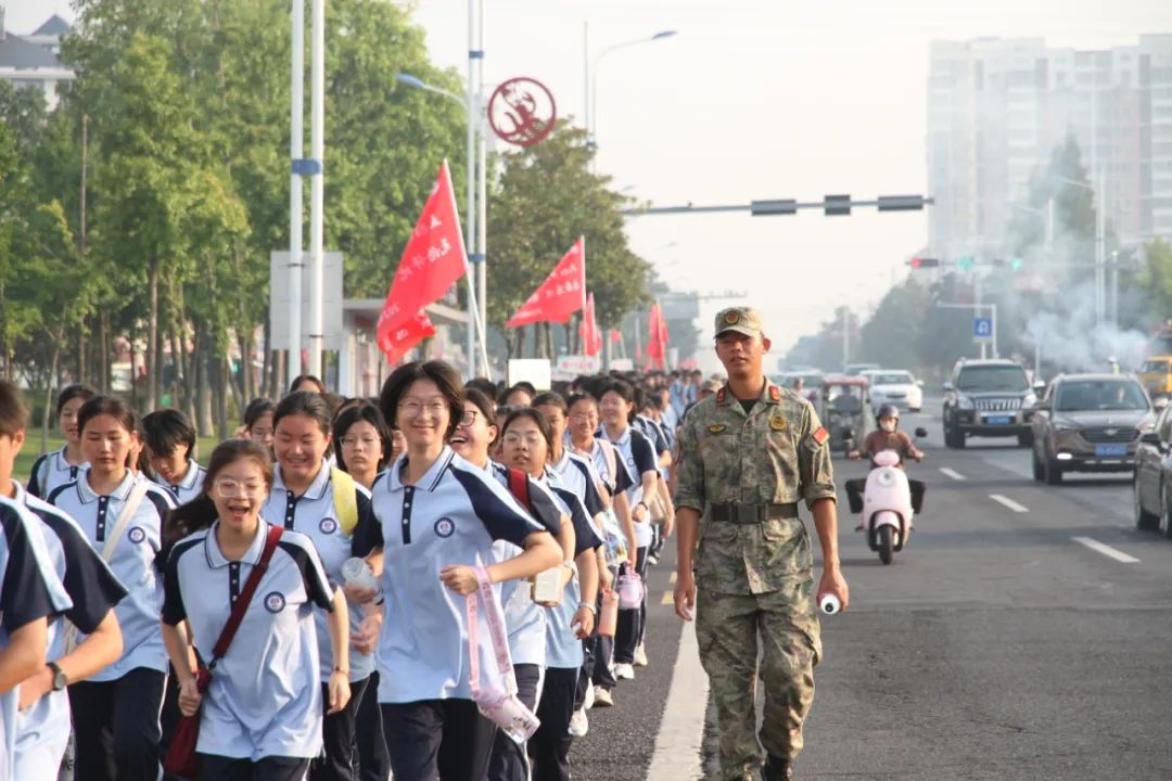 融入自然，磨礪意志，共筑美好青春——記江蘇省盱眙中學2024級新生軍訓拉練活動